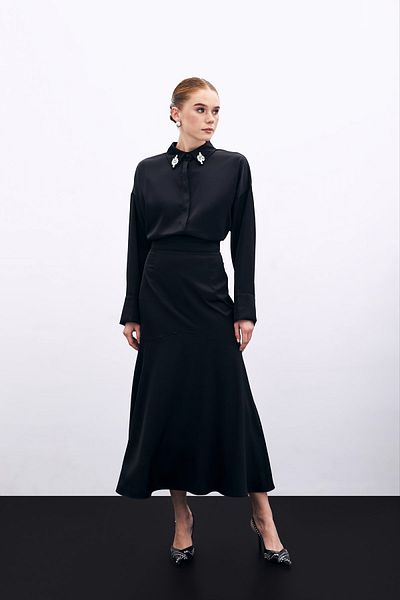 Sateen تنورة ساتان بتفاصيل مقصوصة - أسود