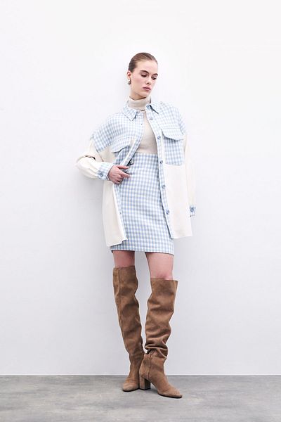 Sateen Fusta mini albastra - model picioare de haine