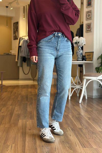 Unique Boutique Zr Blue Washed Cut Cut Legs Boyfit Model Lycra-Free Jean