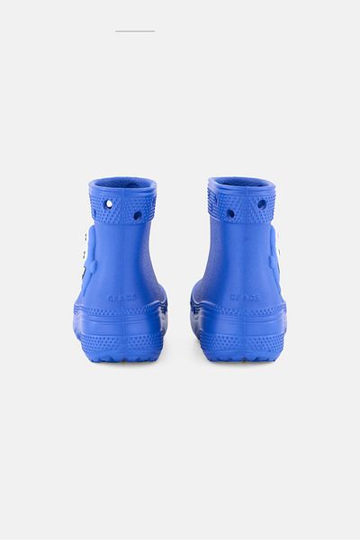 Crocs حذاء كلاسيكي سهل الارتداء للأولاد الصغار من Monster، باللون الأزرق