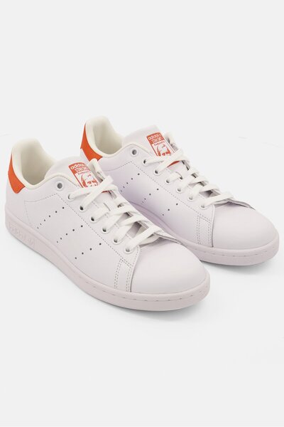adidas حذاء Stan Smith للأولاد الصغار برباط للخارج، أبيض