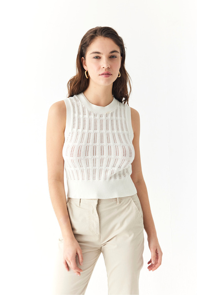 Mudo Crew Neck Sleeveless Sweater