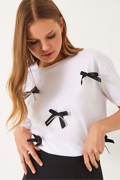 Bianco Lucci Γυναικείο T-Shirt με σατέν κορδέλα με πέτρινη λεπτομέρεια 60602011