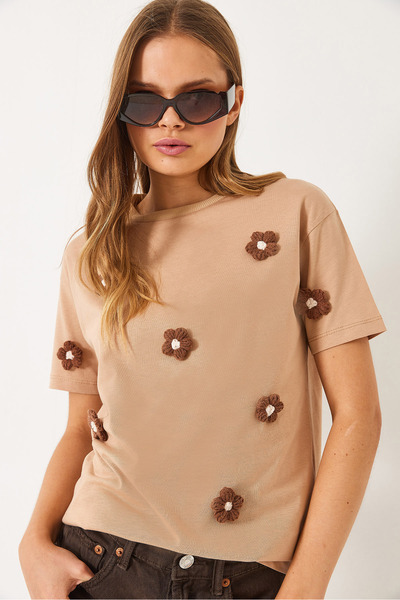 Bianco Lucci Γυναικείο κοντομάνικο μπλουζάκι με λαιμόκοψη με αξεσουάρ Daisy 60602019