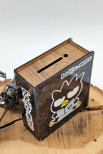 Vagonik Ξύλινο διακοσμητικό κουμπαρά με θέμα Badtz Maru Parabox