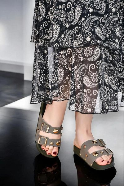 CAPRİ MODA Γυναικείες παντόφλες με μεταλλική λεπτομέρεια διπλής πόρπης Μεσαία βάση