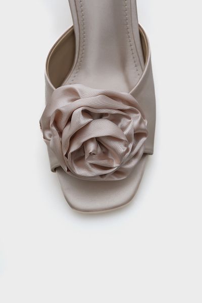 Capone Outfitters Damen-Hausschuhe aus Satin mit mittlerem Absatz und Blumenmuster