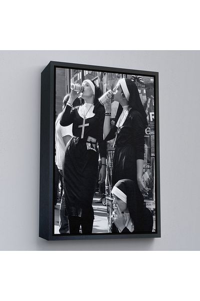 Harita Sepeti Pictură pe pânză Rebel Nuns cu cadru auriu, parodie de băut și fumat, artă de stradă alb-negru
