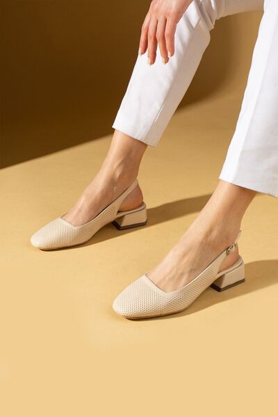 Pembe Potin حذاء نسائي كلاسيكي بكعب قصير ونعل مريح باللون البيج