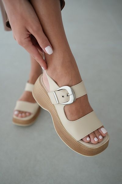 selinshoes Moses Thick Heeled Buckle Detailed Side Open Women's Sandals - Bej