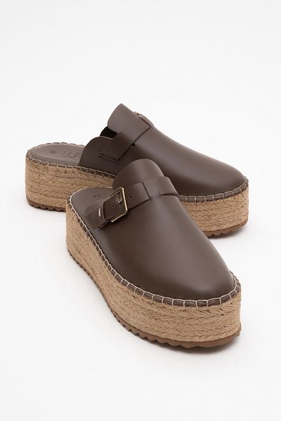 LuviShoes NOVAS braune Hausschuhe aus echtem Leder mit geschlossener Zehenpartie und Strohkeilsohle