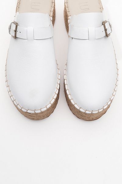 LuviShoes NOVAS White Skin Echtleder-Hausschuhe mit geschlossener Zehenpartie und Strohkeilsohle