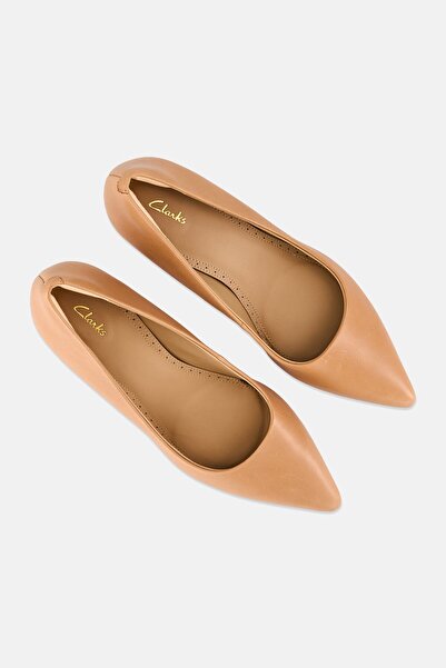 CLARKS Women Standard Fit Violet Rae Pumps, Tan
