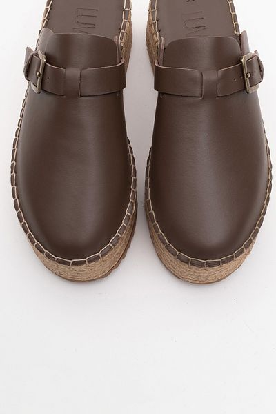 LuviShoes NOVAS braune Hausschuhe aus echtem Leder mit geschlossener Zehenpartie und Strohkeilsohle