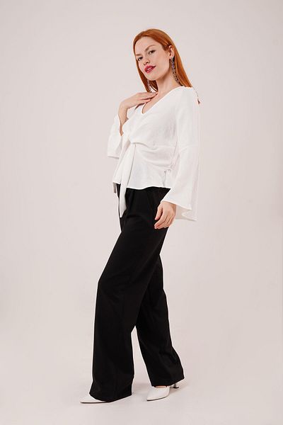 Kokosh moda Λευκή μπλούζα με μπροστινό δεμένο μανίκι βολάν