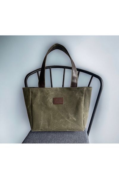 Nuggita Medium Size Waxed Canvas Khaki Color Shoulder Bag with Magnet