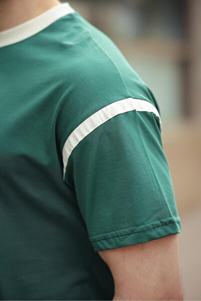 Madmext Ανδρικό μπλουζάκι με κανονική εφαρμογή σκούρο πράσινο με λαιμόκοψη E7126