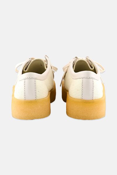 CLARKS حذاء كاجوال برباط قياسي للرجال، أبيض عاجي