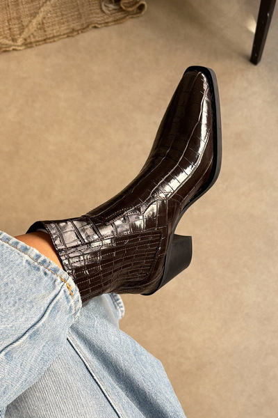 LUTVELIZADE Bot 2503 - Küt Burun Bileği Lastikli Acı Kahve Croc Kadın Bot