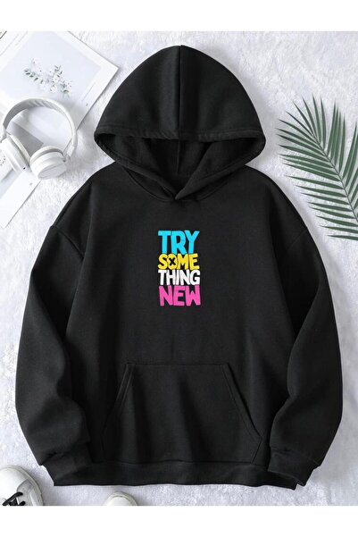 RPT MODA سترة علوية أساسية ذات مقاس كبير ومريحة مع تفاصيل طباعة نصية وغطاء للرأس