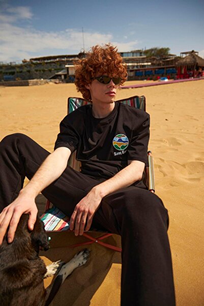 Trendiz Koszulka unisex Save Earth w kolorze czarnym