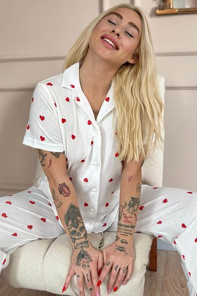 Pijamaevi Set de pijamale pentru femei cu mânecă scurtă cu model de inimă roșie, cu nasturi în față