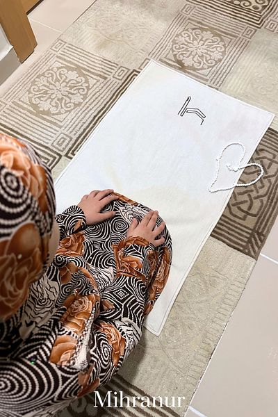 Mihranur Minimal Kaaba Embroidered Linen Children's Prayer Rug with Rosary Gift Prayer Encouragement Prayer Rug