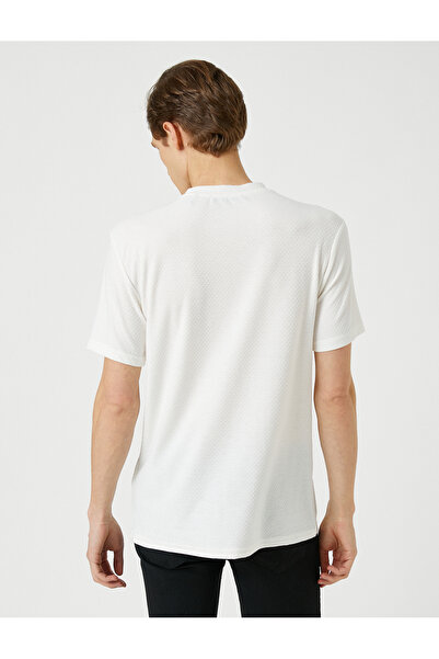 Koton Basic-T-Shirt mit strukturiertem Rundhalsausschnitt, kurzen Ärmeln und schmaler Passform