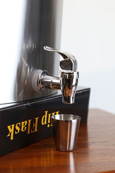 imsaconcept Metal Silver Large Flask with Valve 64.oz