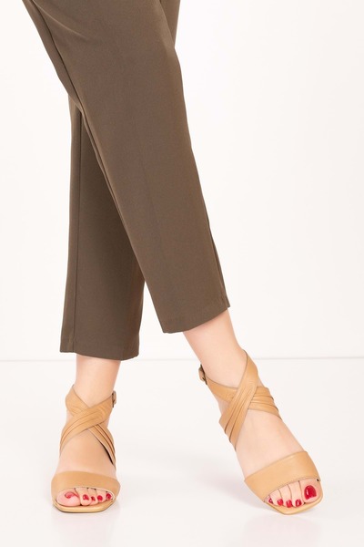 Gondol Жіночі шкіряні туфлі на низьких підборах з однією ремінкою. 2001 р.