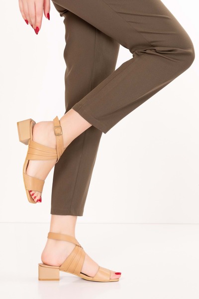 Gondol Жіночі шкіряні туфлі на низьких підборах з однією ремінкою. 2001 р.