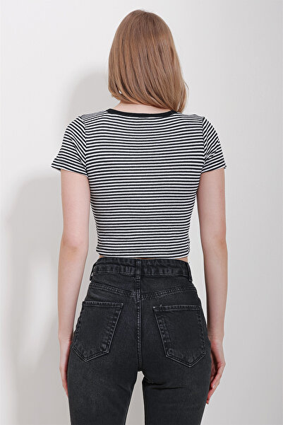 VAGGON Women's Black Crew Neck Striped Crop Knitted Blouse Prmx11551