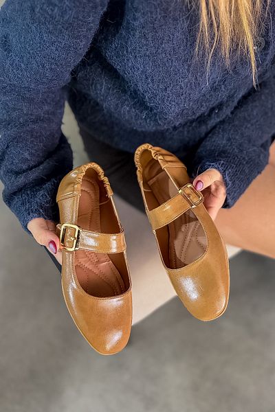 SHOEBELLAS Λεπτομερείς γυναικείες μπαλαρίνες Seai Tan Gold Buckle