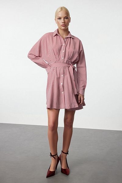 Trendyol Collection Burgunderfarbenes, gestreiftes, gewebtes Mini-Hemdkleid mit Gürtel TWOAW25EL00154