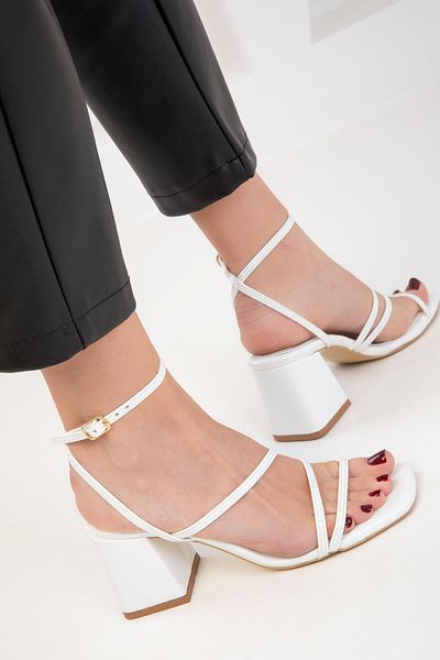 SOHO Klassische Damenschuhe mit Absatz aus weißem Lackleder 20317
