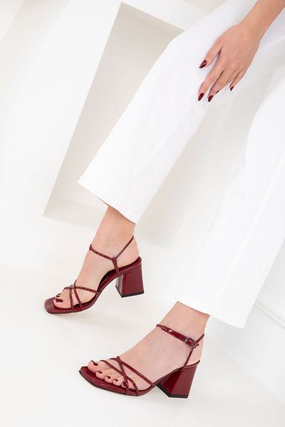 SOHO Klassische Damenschuhe mit Absatz aus bordeauxrotem Lackleder 20325