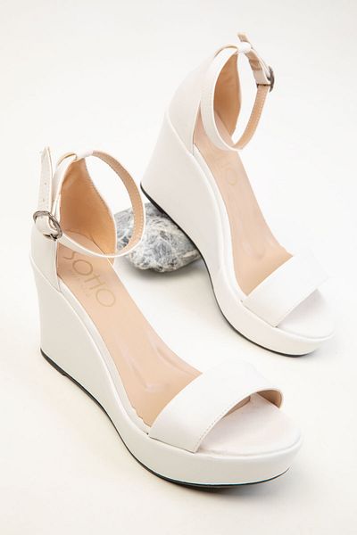 SOHO Weiße Damenschuhe mit Keilabsatz 17840