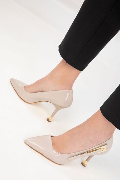 SOHO Klassische Damenschuhe mit Absatz aus beigem Lackleder 20365