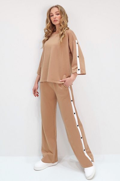 Trend Alaçatı Stili Camel Damen-Trainingsanzug-Set – Rundhalsausschnitt, Druckknopfverschluss, zwei Fäden ALC-X13486