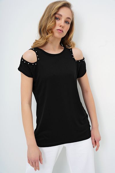 Trend Alaçatı Stili Schwarze Damenbluse mit U-Boot-Ausschnitt und Perlenbesatz an den Schultern und Nullärmeln ALC-X13682