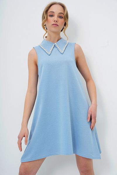 Trend Alaçatı Stili Blaues, ärmelloses Basic-Kleid mit Kunstperlenkragen für Damen ALC-X13480