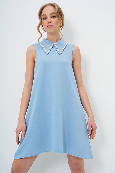 Trend Alaçatı Stili Blaues, ärmelloses Basic-Kleid mit Kunstperlenkragen für Damen ALC-X13480