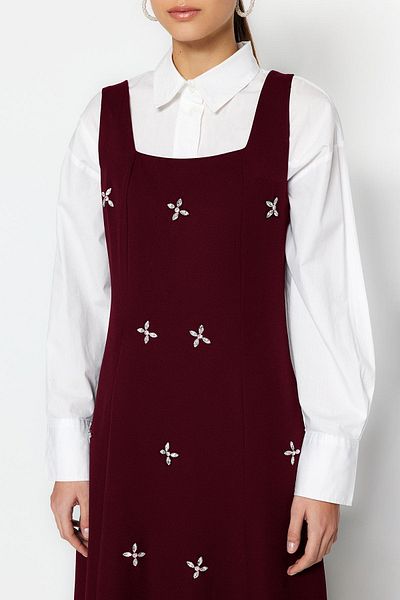 Trendyol Modest Burgunderrotes, mit Steinen verziertes, gewebtes Gilet-Kleid mit quadratischem Ausschnitt TCTSS23EB00157