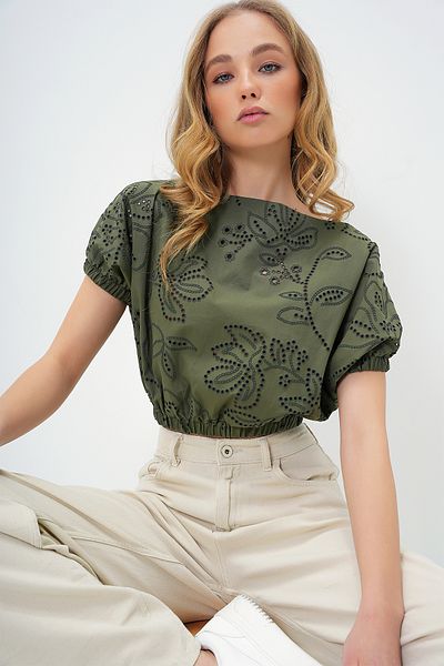 Trend Alaçatı Stili Khakifarbene Damenbluse mit breitem Kragen und Guipure-Premium-Crop-Weberei ALC-X13769