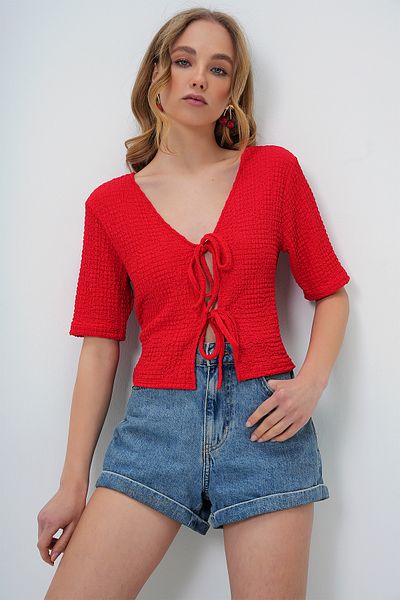Trend Alaçatı Stili Rote Seersucker-Sommerbluse mit kurzen Ärmeln und Schnürung vorne für Damen ALC-X13580