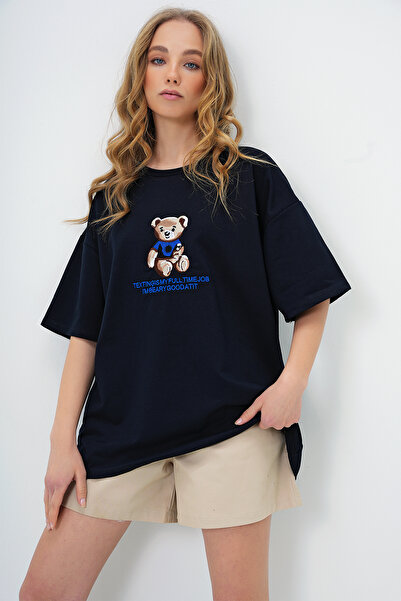 Trend Alaçatı Stili Women's Dark Navy Crew Neck Teddy Bear Embroidered Two Thread T-Shirt Alc-X13732