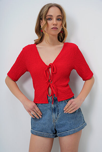 Trend Alaçatı Stili Kadın Kırmızı Önden Bağlamalı Kısa Kol Gofre Yazlık Bluz ALC-X13580