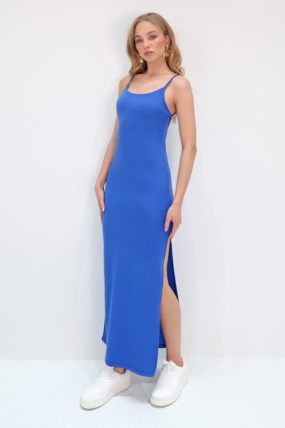 Trend Alaçatı Stili Γυναικείο φόρεμα κρεπ πλεκτό με μπλε λουράκι με χαμηλή κοπή και σκίσιμο ALC-X13755