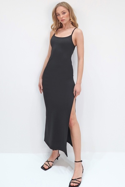 Trend Alaçatı Stili Γυναικείο φόρεμα κρεπ με μαύρο λουράκι με χαμηλό κοψί σχίσιμο πλεκτό ALC-X13755