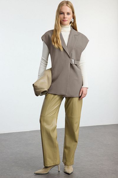 Trendyol Modest Beige Metall-Accessoire-detaillierte Weste aus gewebtem Stoff TCTAW25YL00004